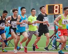 田径赛场上风云突变，金牌争夺无人可料 