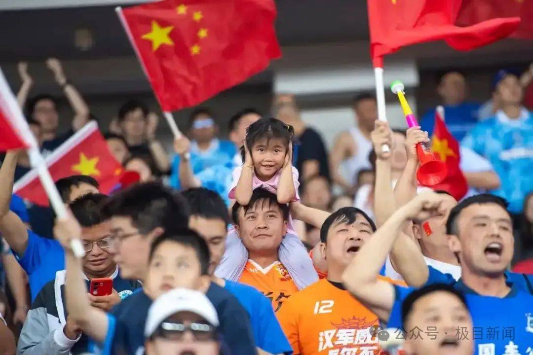 女足比赛精彩绝伦，现场观众沸腾 