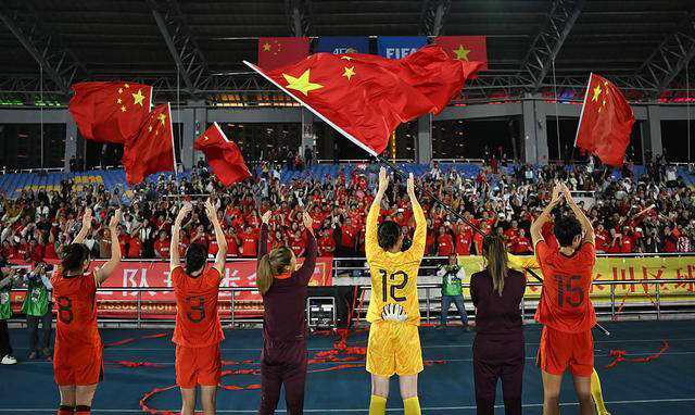 中国女足备战冬训紧张进行，球员发挥出色 